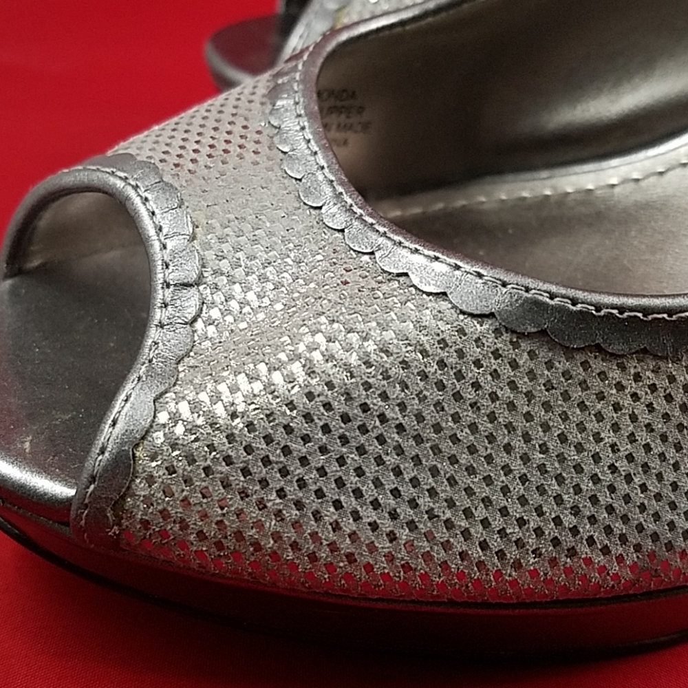 Heels - Picture 3 of 3